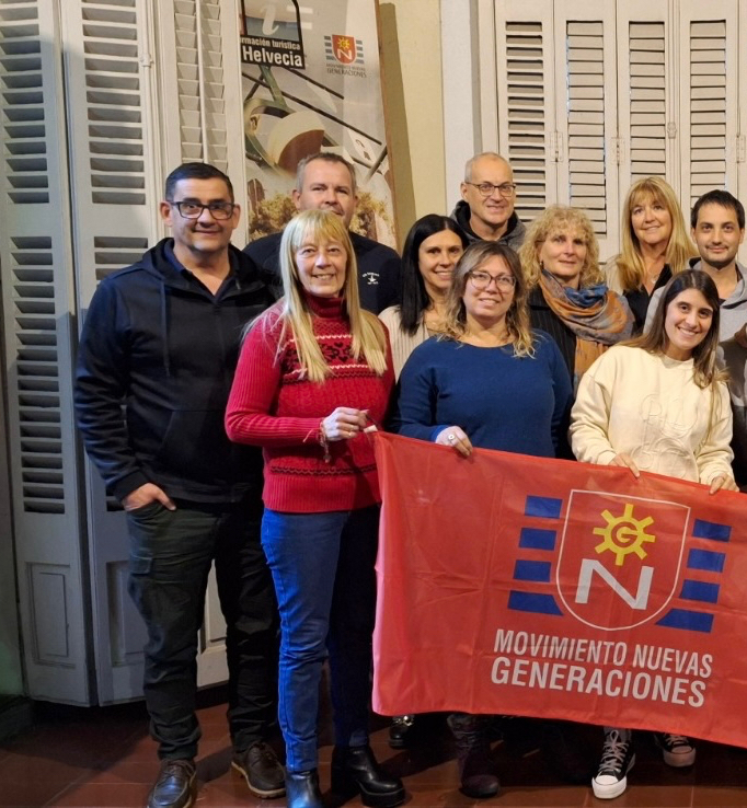 Comisión directiva del Movimiento Nuevas Generaciones con la bandera institucional